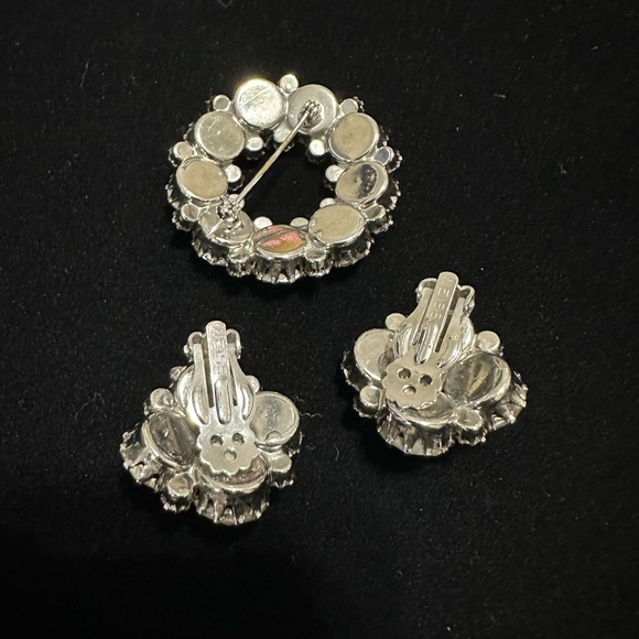 Brooch and clip on earrings set.   In perfect condition. - Picture 2 of 5